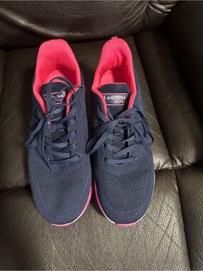 Lamincoa Navy Knit Sneakers with Pink Accent. Size 9-9.5 women. 41 Europe.